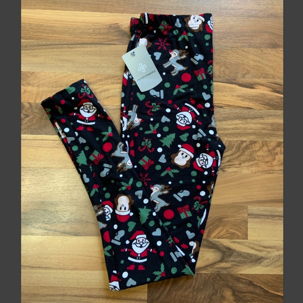 Denver Hayes Christmas leggings.